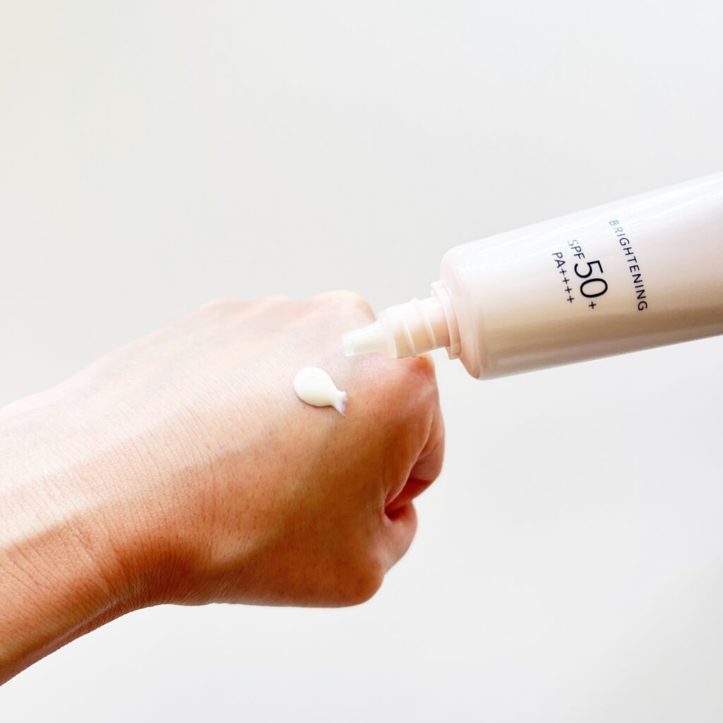 エリクシールの『デーケアレボリューション ブライトニング +ba』を肌の上にのせた様子