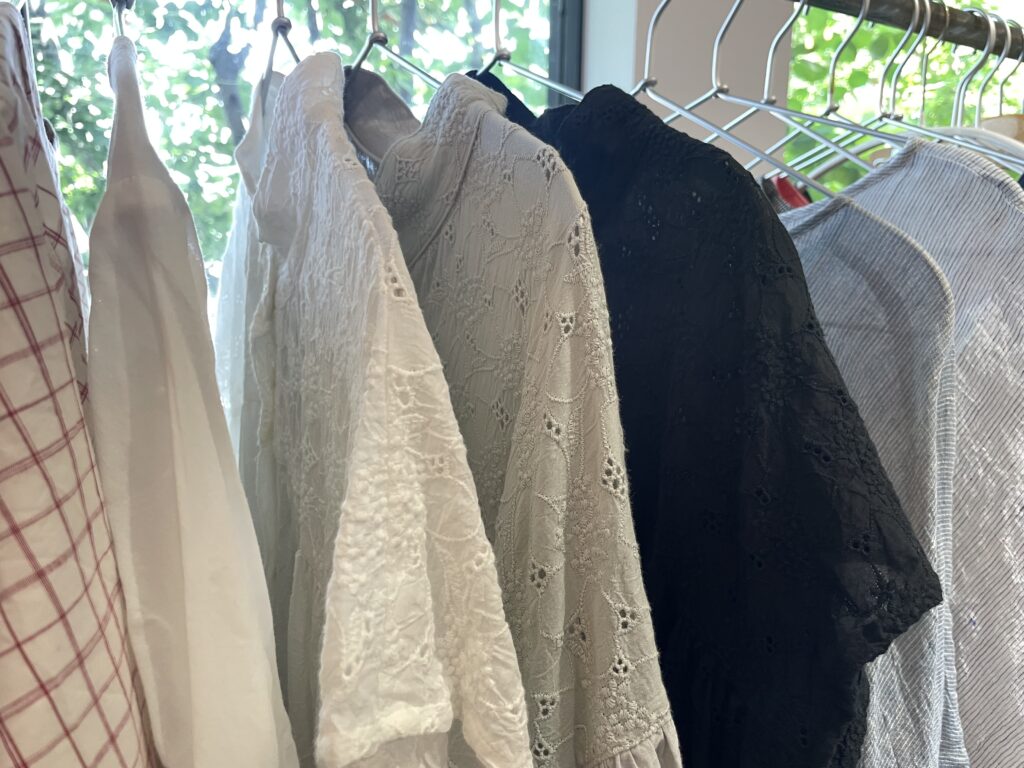 Sa-Rahの総刺繍レースのワンピース。左から白、ライトグレー、ブラックと並んでいる。