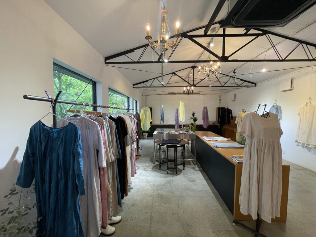 JIKE HAUSで開催中のSa-Rahの洋服の展示販売会の様子。