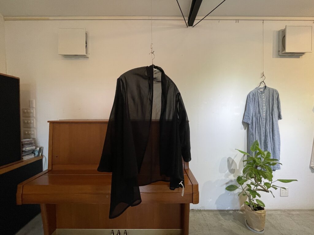 Sa-Rahの透け感のあるカーディガン、ブラック。