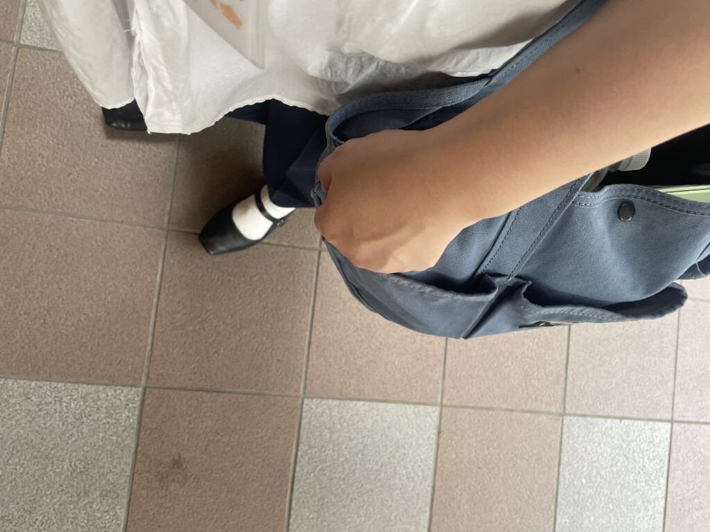 40代主婦が2025年6月下旬に着ていたもの、GUの白ブラウスやメルローのネイビーのワイドパンツを合わせた足元写真。