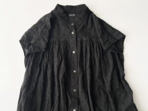 Sa-Rahの洋服。黒の総レース刺繍のスタンドネックギャザーのフレンチスリーブワンピースのフラットレイ画像。上半身のみの写真。