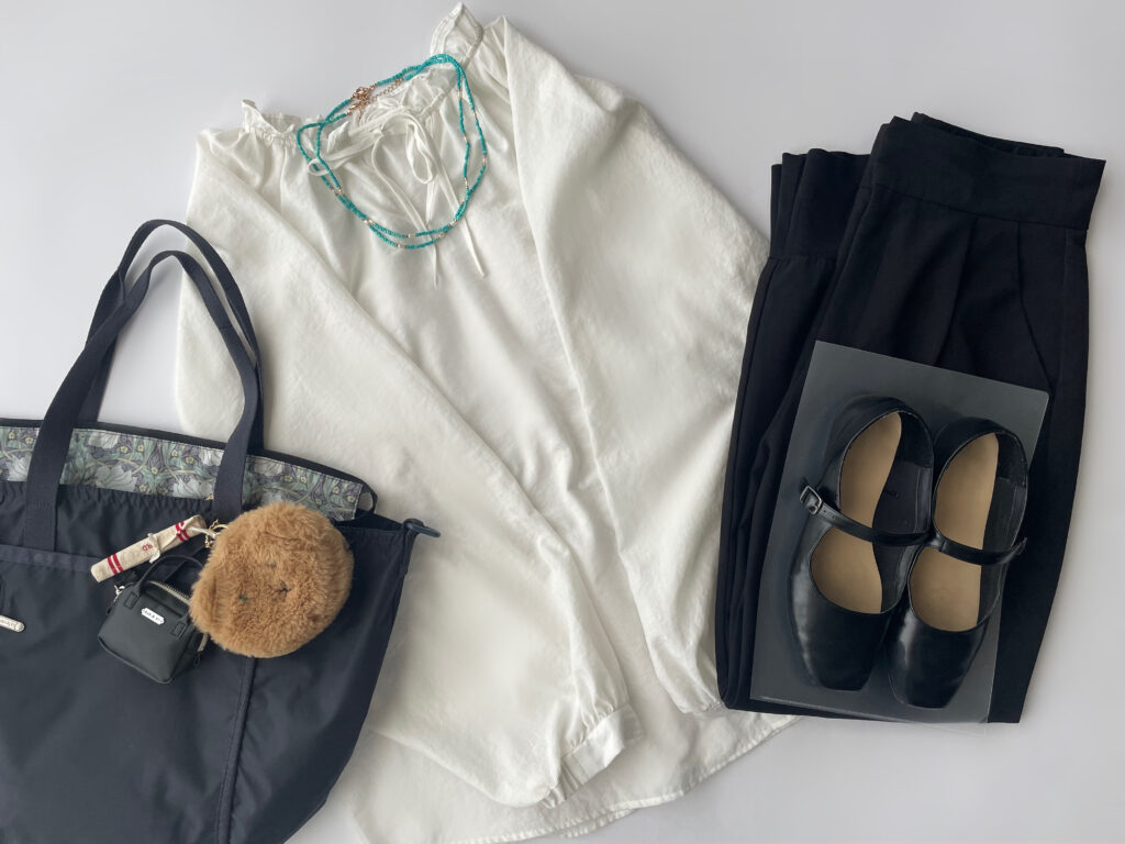 40代女性の2025年6月下旬コーデ。GUの白のドルマンスリーブシャツやGUの黒のジョガーパンツ、GUのワンストラップシューズやLeSportsac×V＆A博物館コラボのコラプシブルトートを合わせたフラットレイ画像。