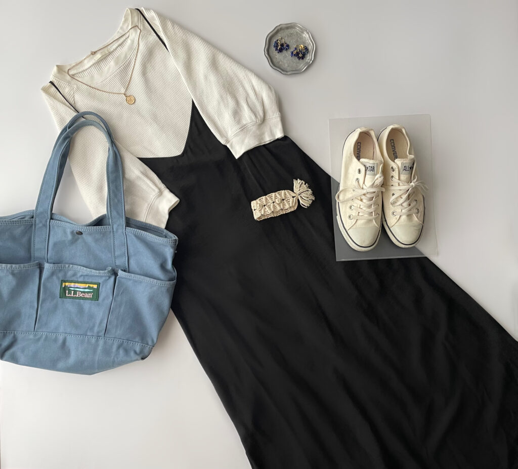 40代女性の2025年6月下旬コーデ。ユニクロの白の半袖ワッフルTシャツにユニクロの黒のキャミソールワンピースを合わせている。コンバースの白のローカットスニーカー、L.L.Bean×LEEのコラボのカタディン・キャンピング・トート（ダスティブルー）が並ぶフラットレイ画像。