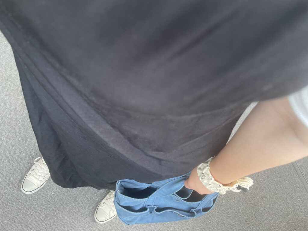 40代女性の2025年6月下旬コーデ足元写真。ユニクロの白のワッフルTにユニクロのキャミソールワンピースを合わせている。