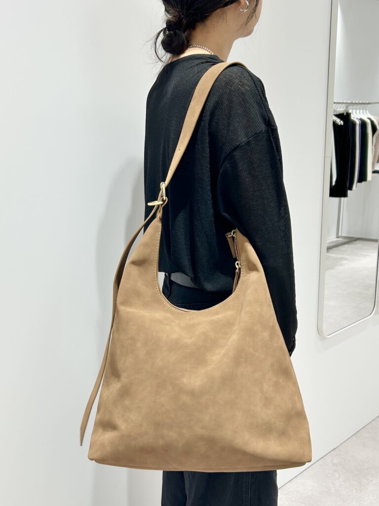 GU「2WAYロングベルトバッグ」36 BROWNを肩がけ