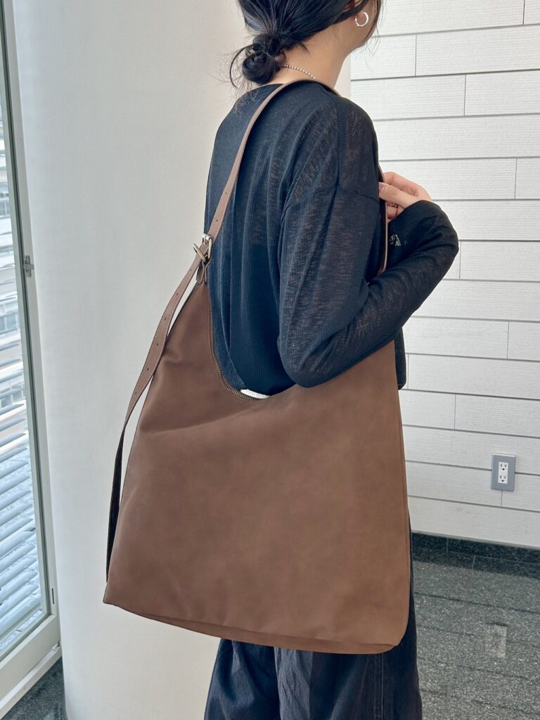 GU「2WAYロングベルトバッグ」38 DARK BROWNを肩がけ