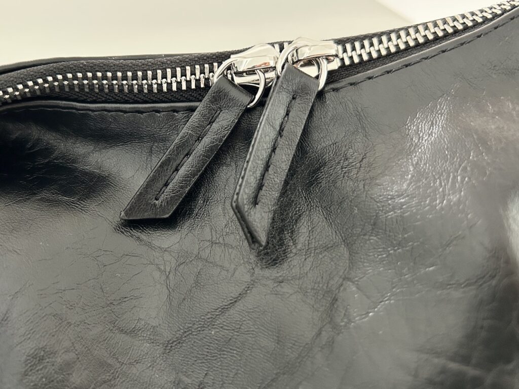 GU「2WAYロングベルトバッグ」ジップ