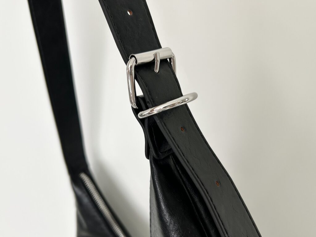 GU「2WAYロングベルトバッグ」金具