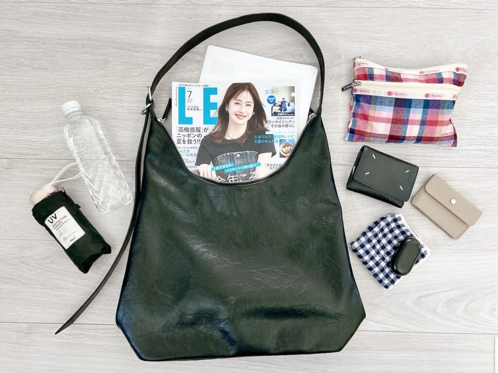 GU「2WAYロングベルトバッグ」に荷物を入れた状態