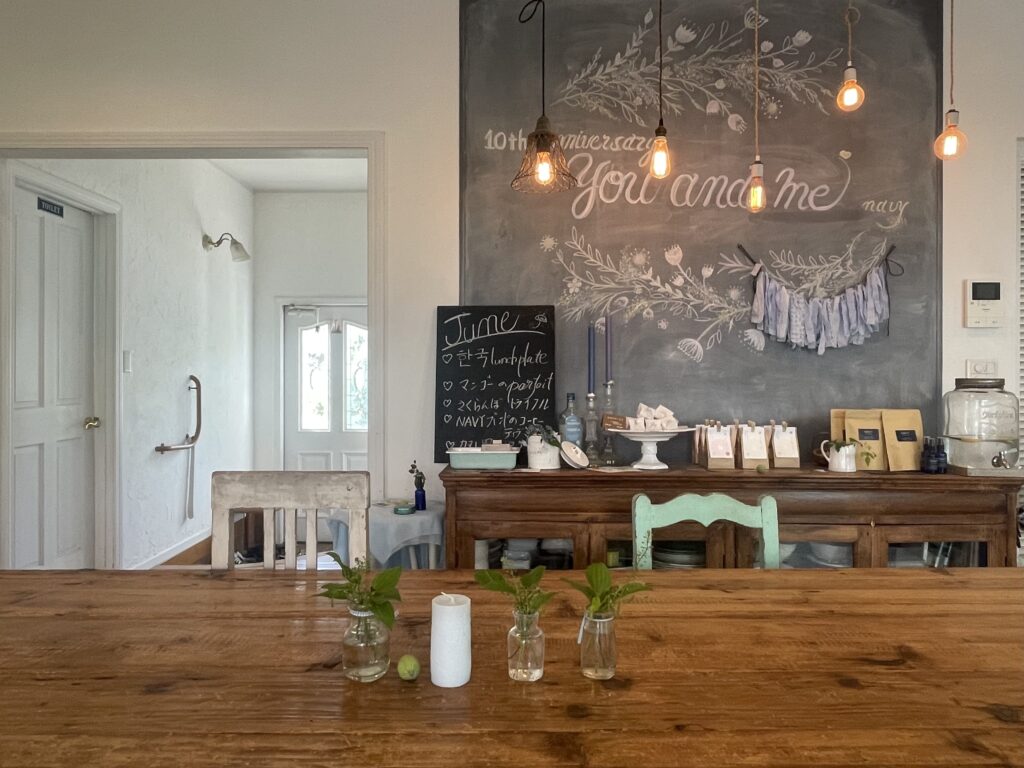 カフェネイビーの店内インテリア写真2。黒板に文字が書かれている。