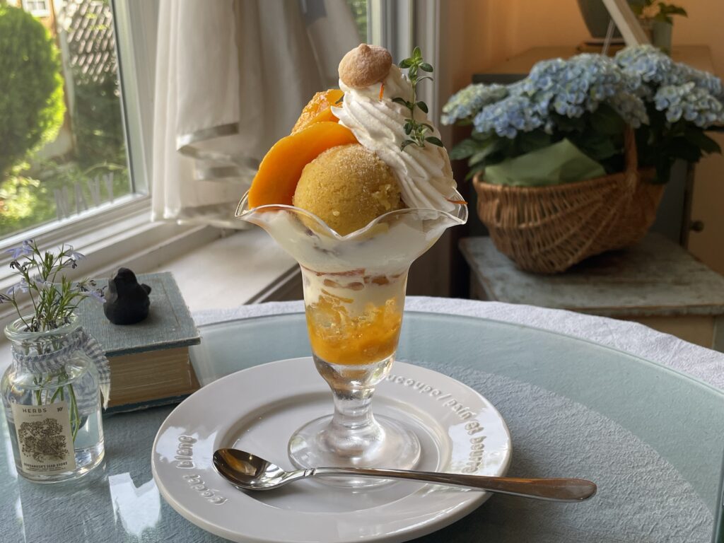 カフェネイビー（café　NAVY）のマンゴーParfaitの写真3。背景に紫陽花が写っている。2025年6月撮影。