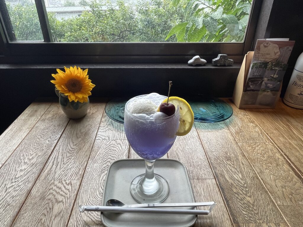 JIKE STUDIOカフェの青いクリームソーダ。写真1