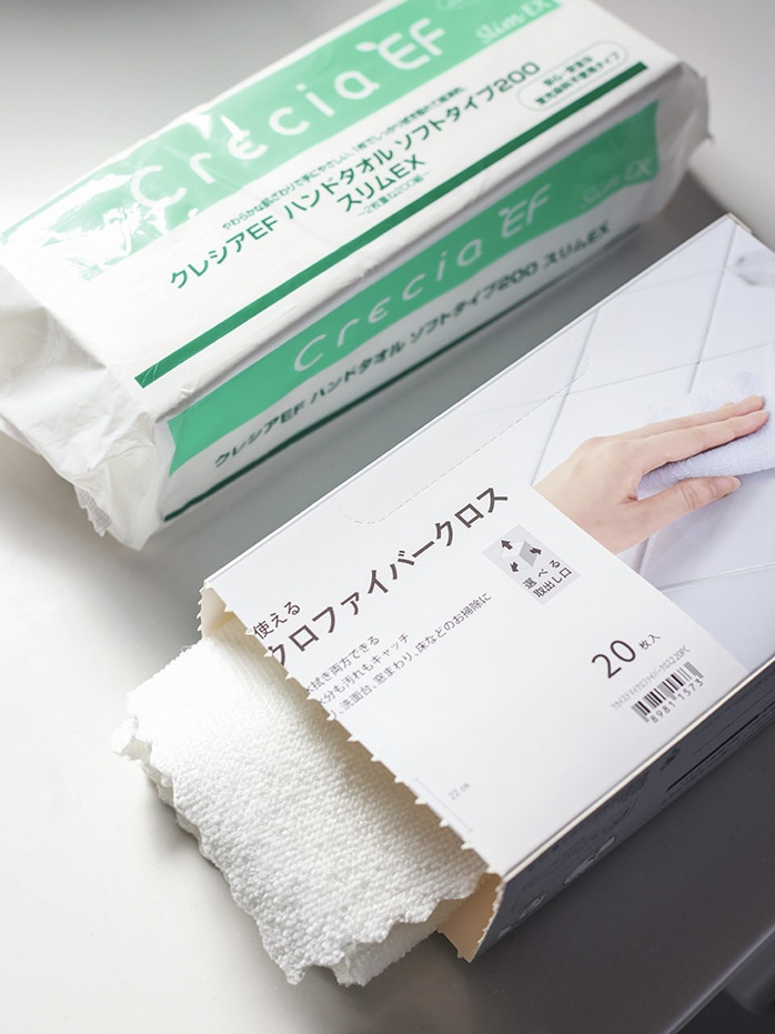 内田彩仍さんのニトリの「使い捨てマイクロファイバークロス」　クレシアのハンドタオル