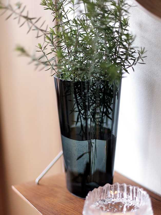 内田彩仍さんのグレーの花器