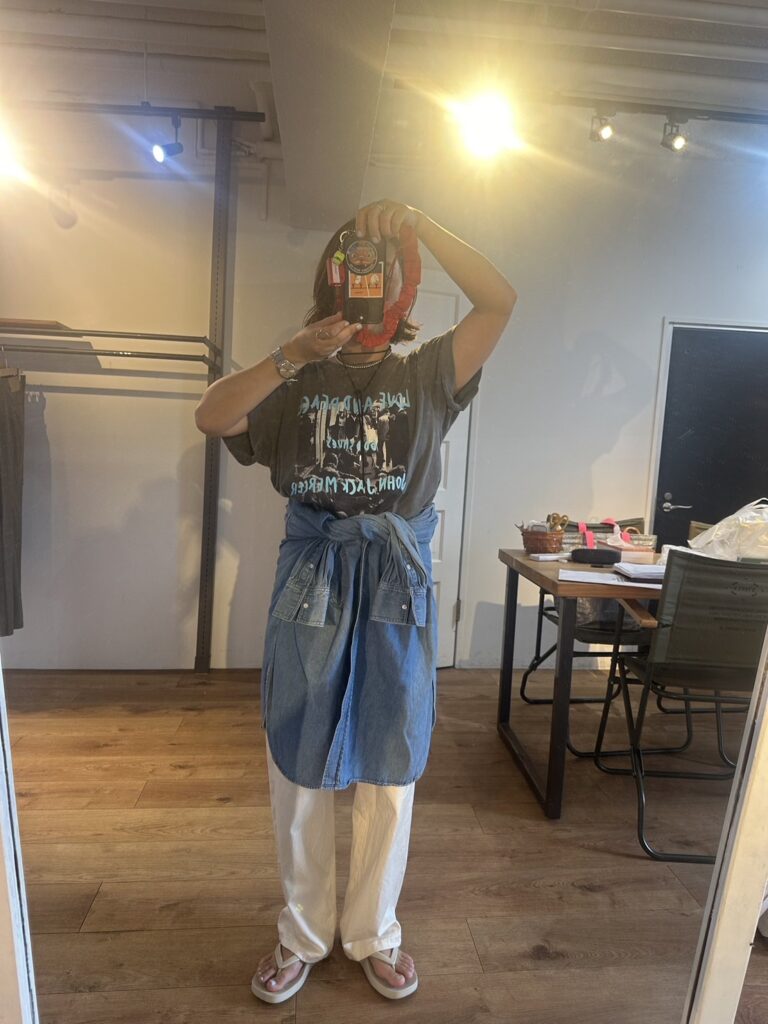 スタイリスト徳永千夏さん「J.J.Mercer（ジェイジェイマーサー）」のTシャツ　パンツの日のスタイリング