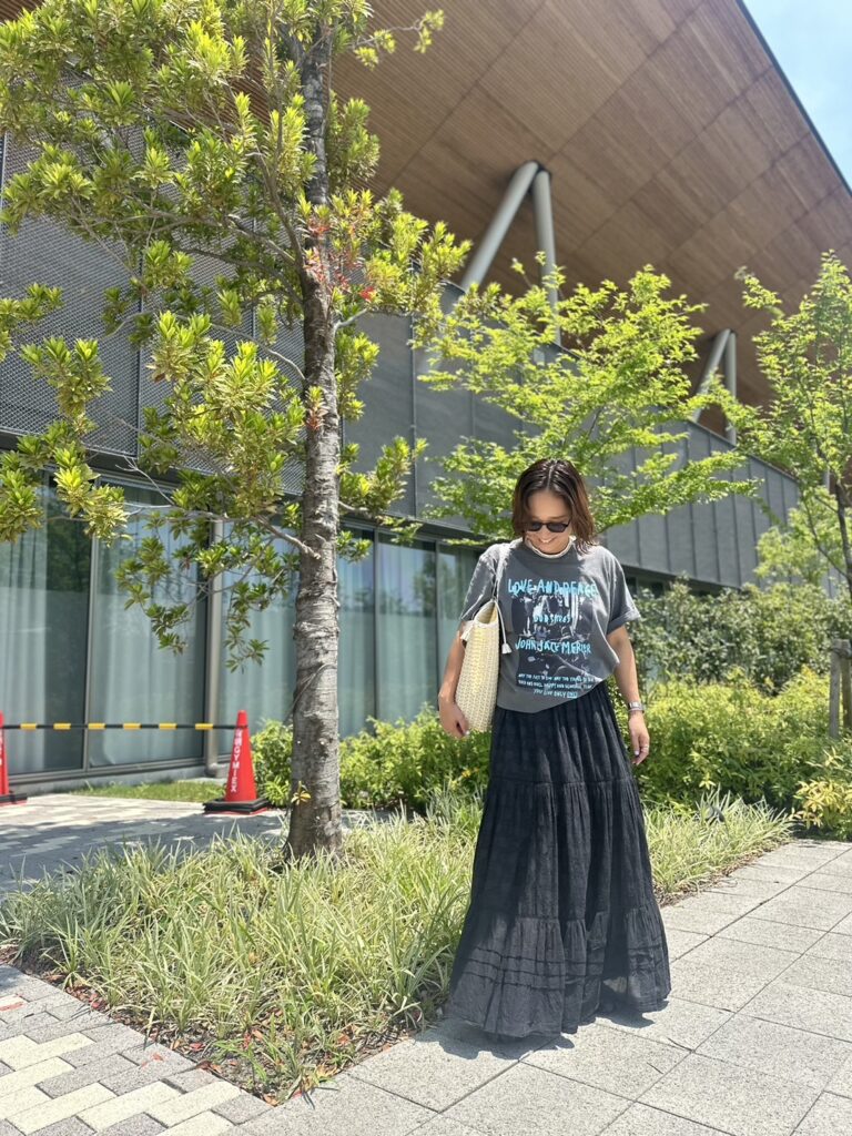 スタイリスト徳永千夏さん J.J.MercerのTシャツ×スカートコーディネート