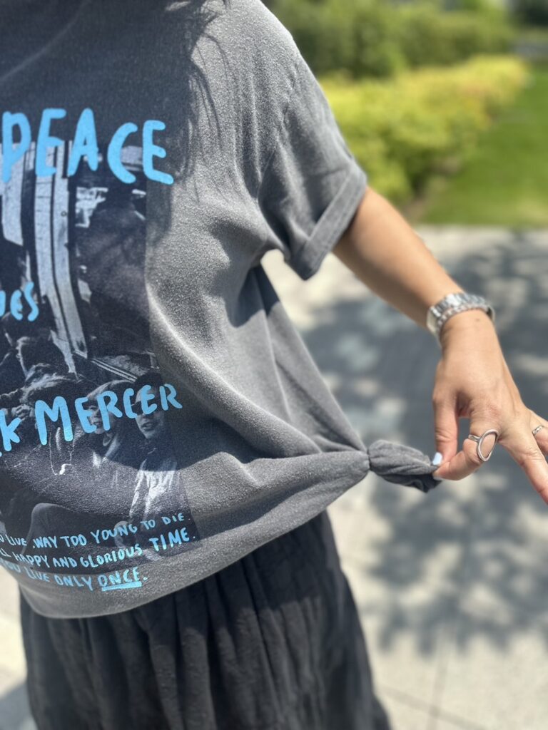 スタイリスト徳永千夏さん　J.J.MercerのTシャツの裾をゴムでキュっとさせるテクニック