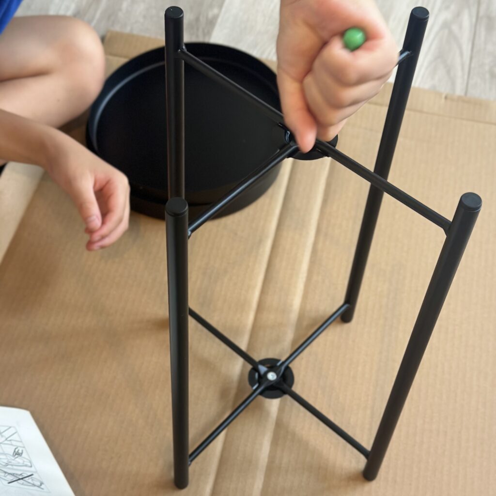 KEA（イケア）の鉢スタンド　オリブブラード