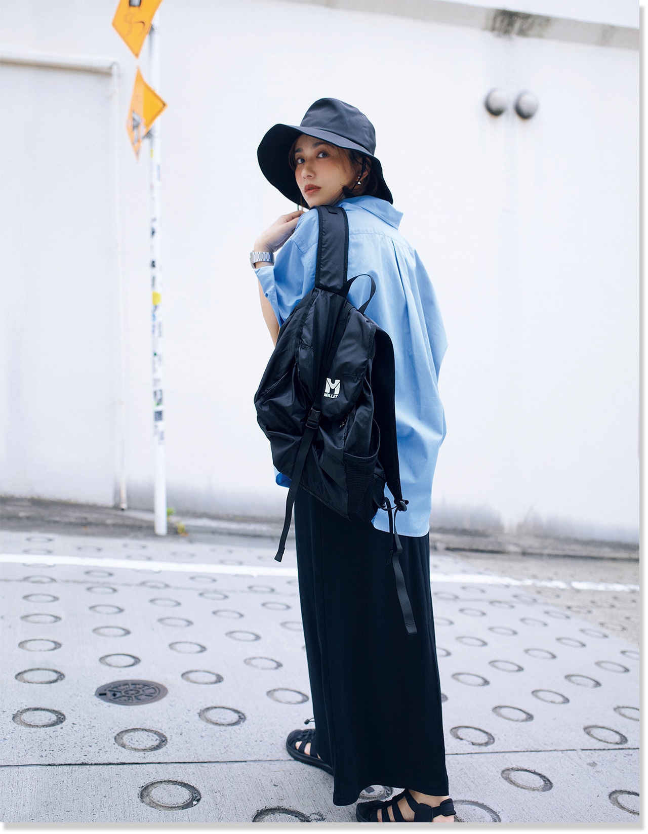 2025年LEE8・9月号『カジュアル派こそ「可愛げブラック」！』の「やんちゃな黒小物」のページ