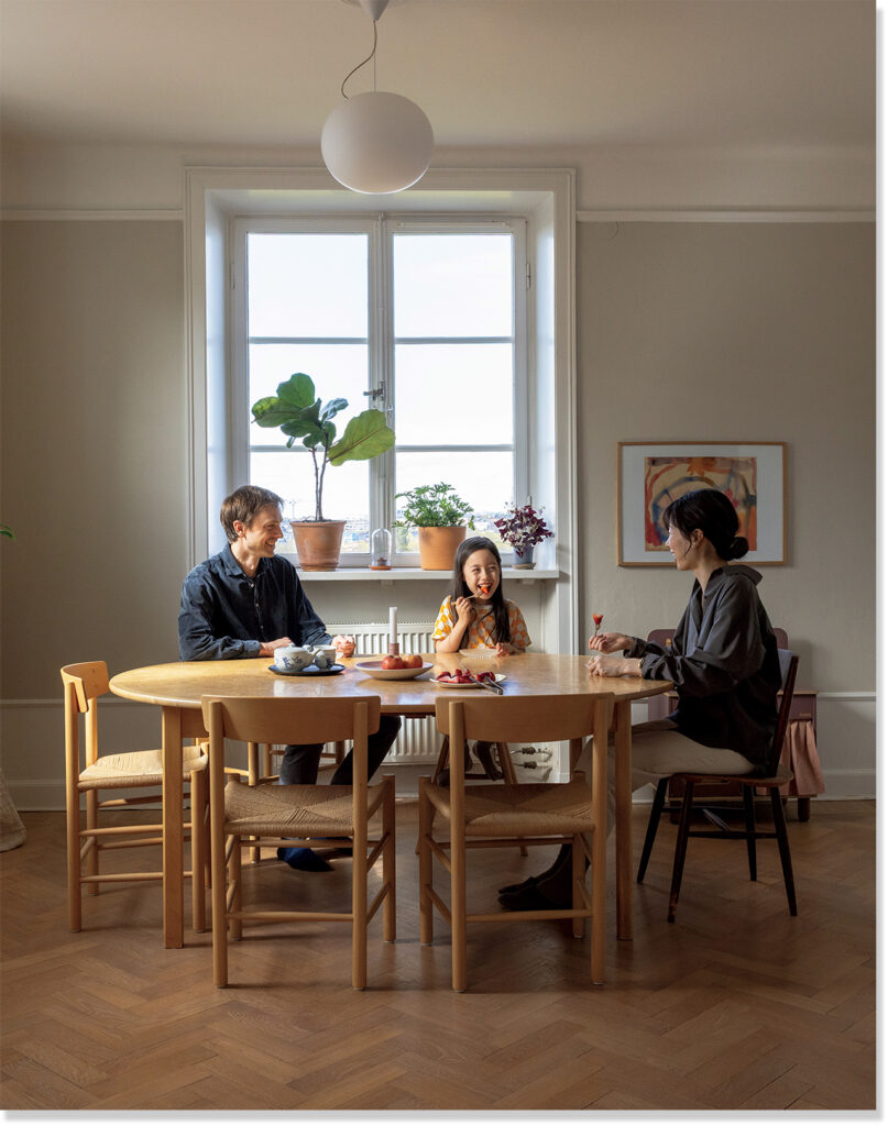 2025年LEE8・9月号『パリ・ストックホルム・東京「小さい家」で広々暮らす』の井崎亜美さん宅のページ