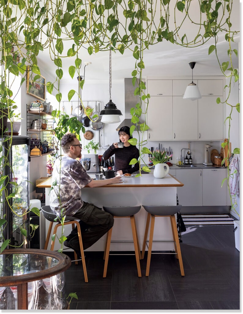 2025年LEE8・9月号『パリ・ストックホルム・東京「小さい家」で広々暮らす』の大迫美樹さん宅のページ