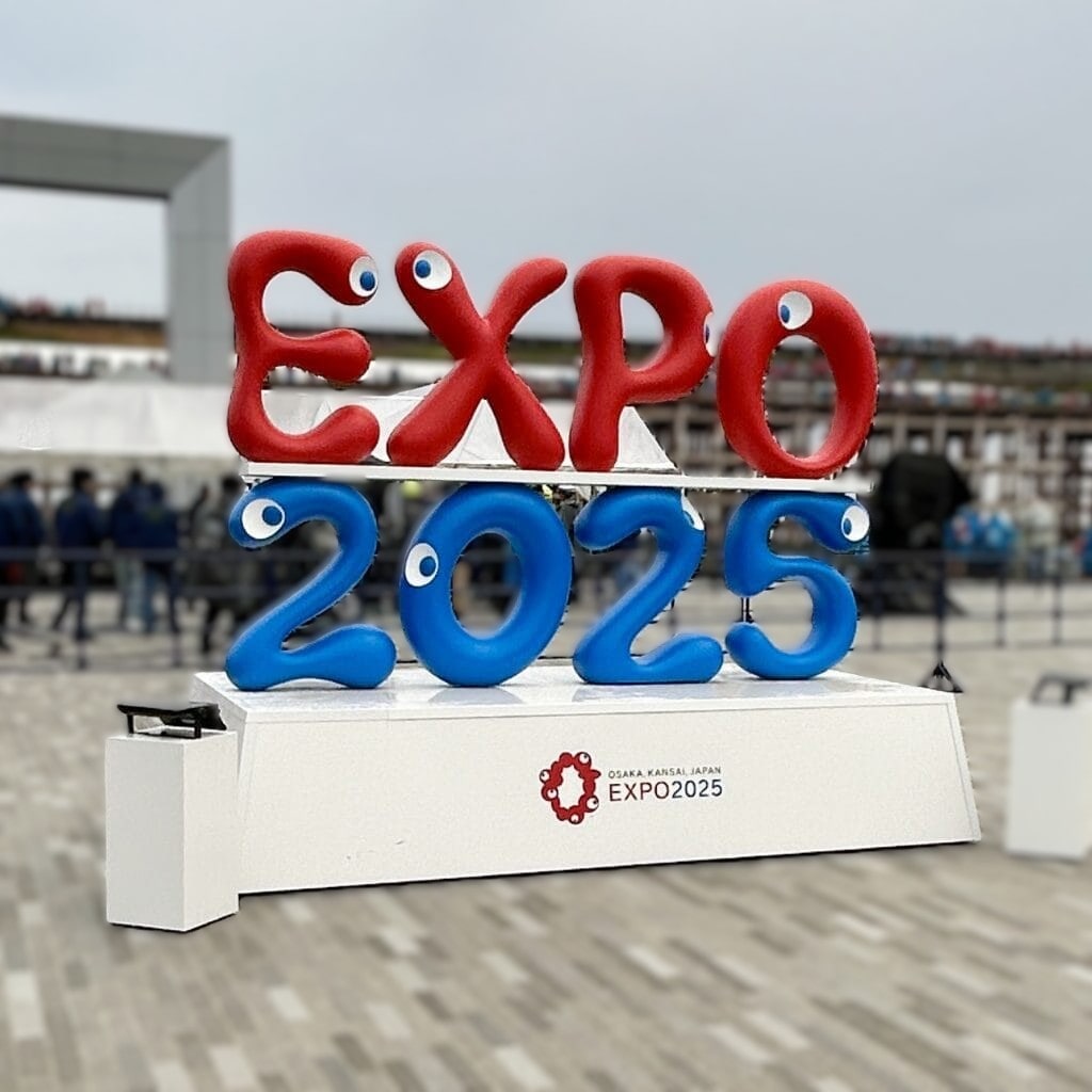 まこみーさん　万博　モニュメント