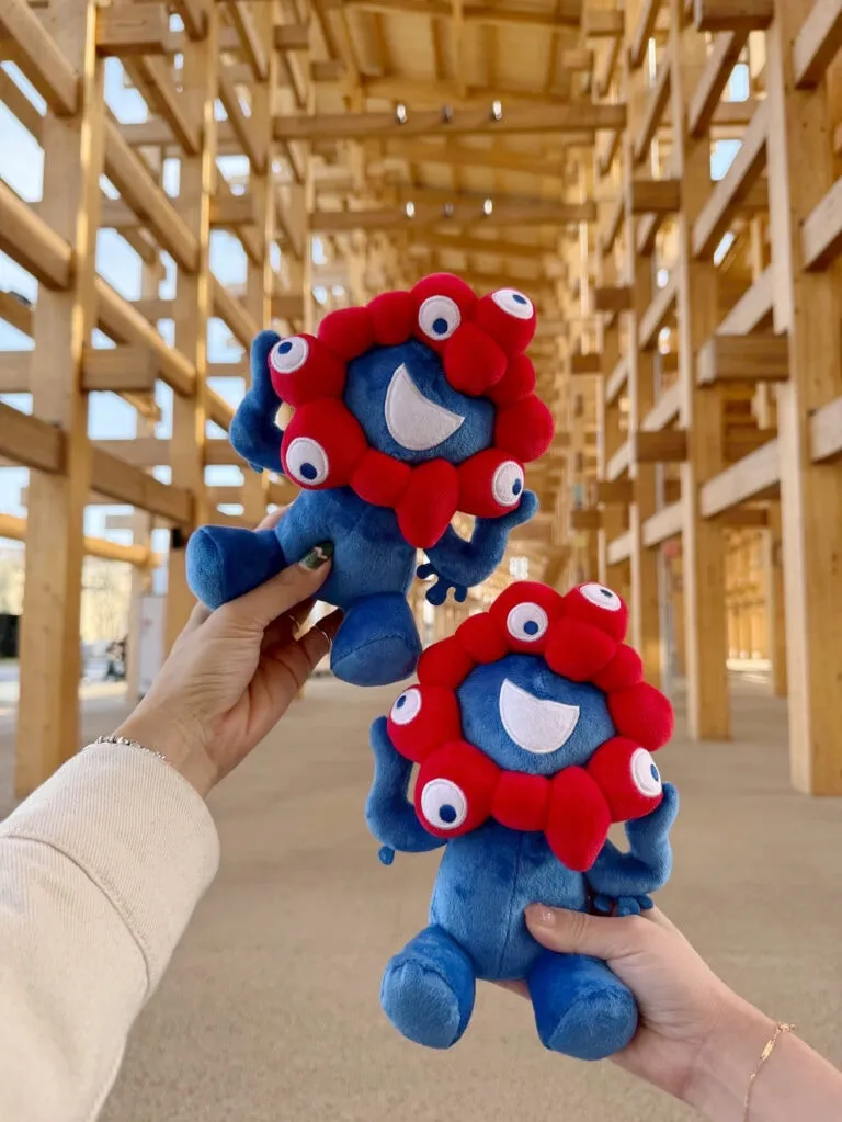 大屋根リングとミャクミャクぬいぐるみ