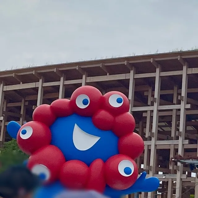 おゆうさん　ミャクミャクのモニュメント