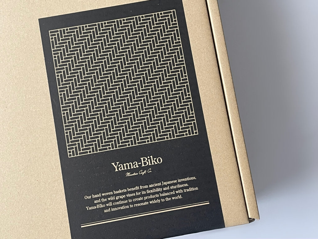 「Yama-Biko」のMakuakeクラウドファンディングのプロジェクト返礼品、山葡萄の籠バッグの入った外箱の写真。