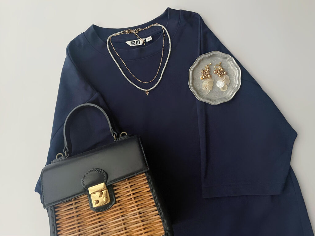 GUの390円のネックレス。パールにゴールドのリボンモチーフのネックレス。ネイビーのTシャツに合わせてみたコーデ例。