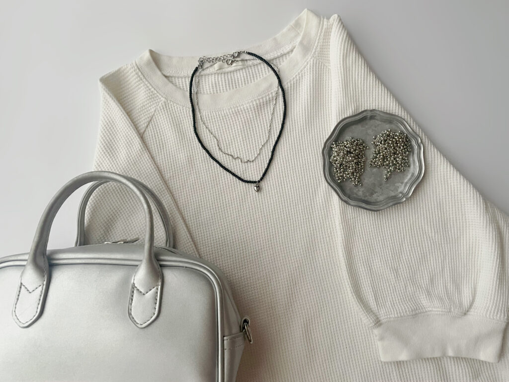 GUの390円ネックレス。黒ビーズとハートモチーフの2連のネックレスを白のワッフルTシャツに合わせてみたコーデ例。