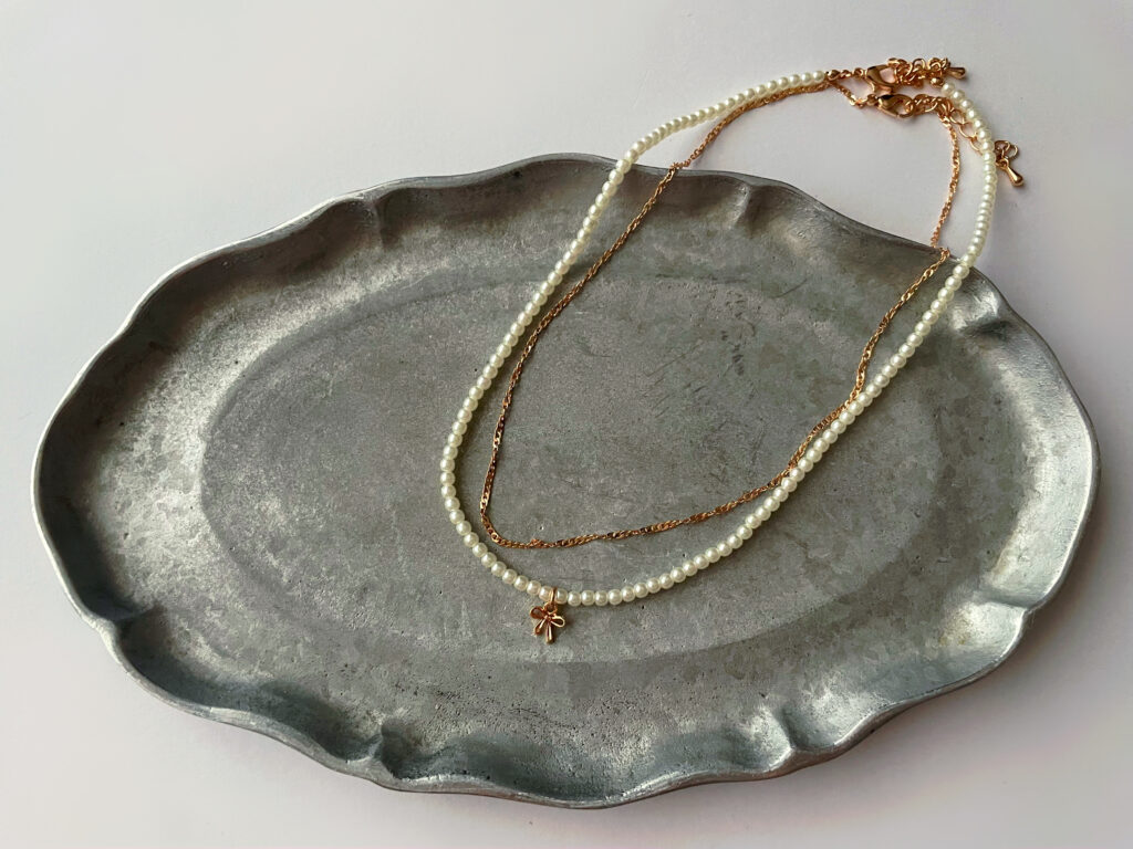 GUの390円ネックレス。パールとリボンモチーフのネックレス。