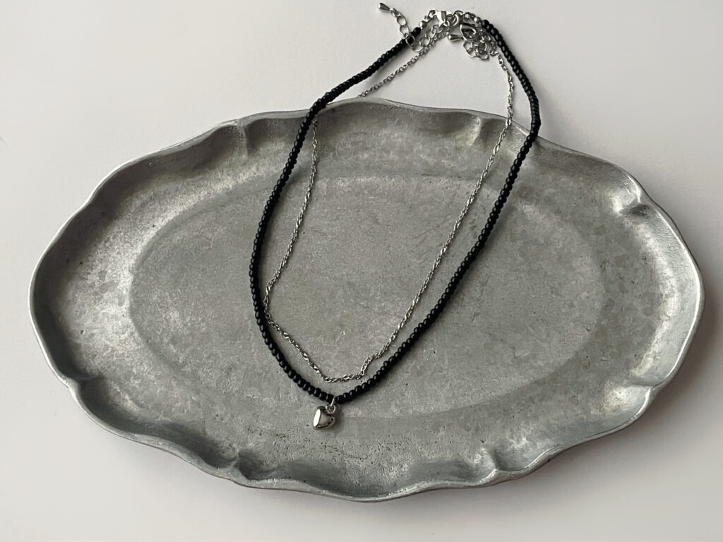 GUの390円ネックレス。黒ビーズとハートモチーフのネックレスの写真。