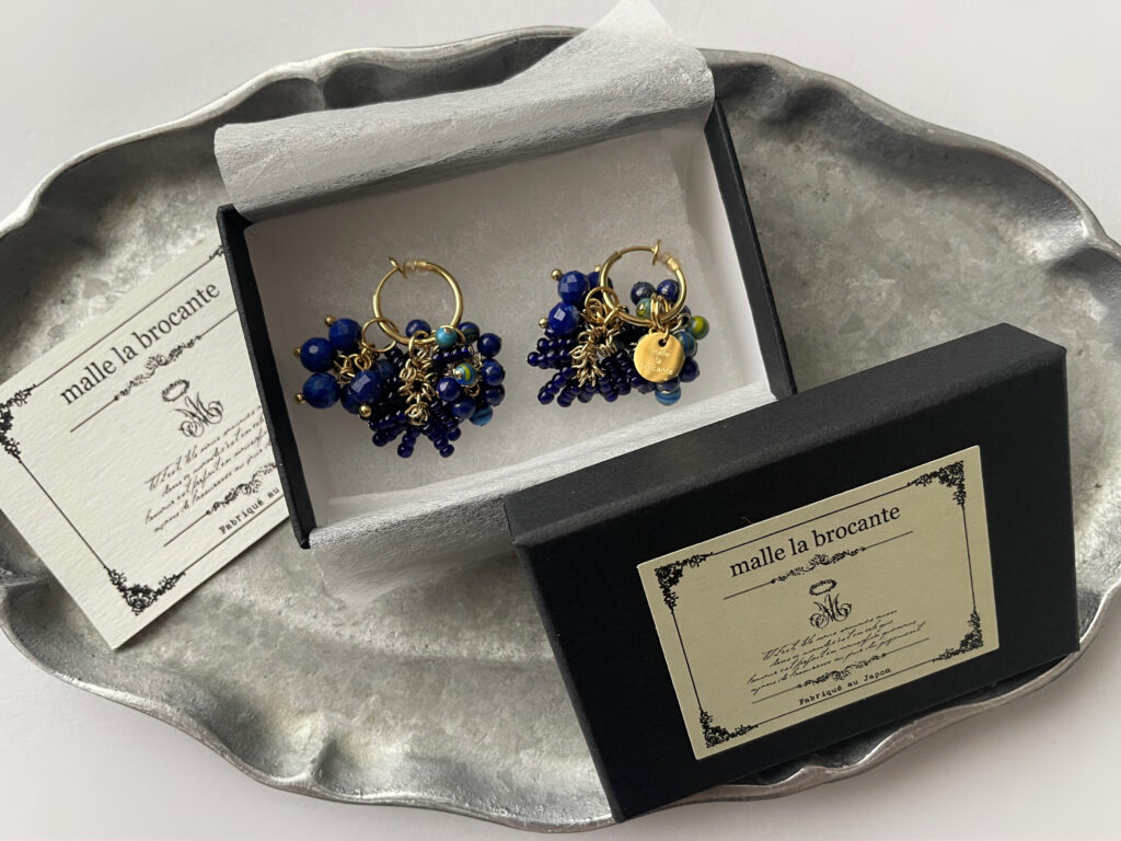 マルラブロカント（malle la brocante）のラピスラズリのイヤリング、箱に入った状態で上から撮った写真2。少し寄りの写真。