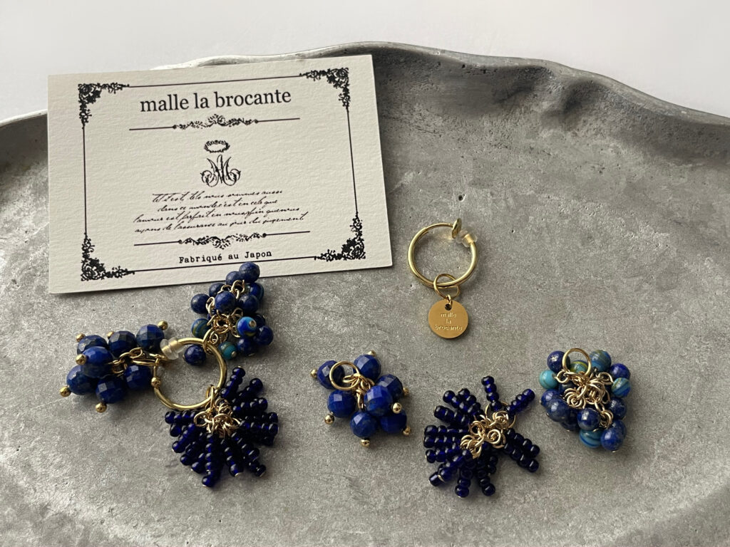 マルラブロカント（malle la brocante）のラピスラズリのイヤリングのパーツを一つひとつ外して並べた状態の写真。