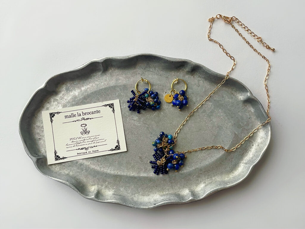 マルラブロカント（malle la brocante）のラピスラズリのイヤリングのパーツを組み合わせてペンダントトップとして使用している写真。
