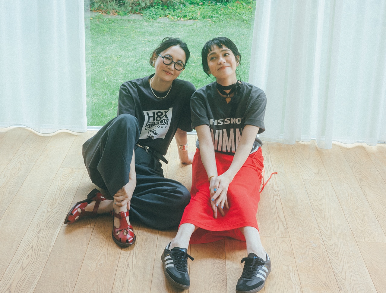 浜島直子さんと竹下玲奈さんのロゴTシャツコーデ