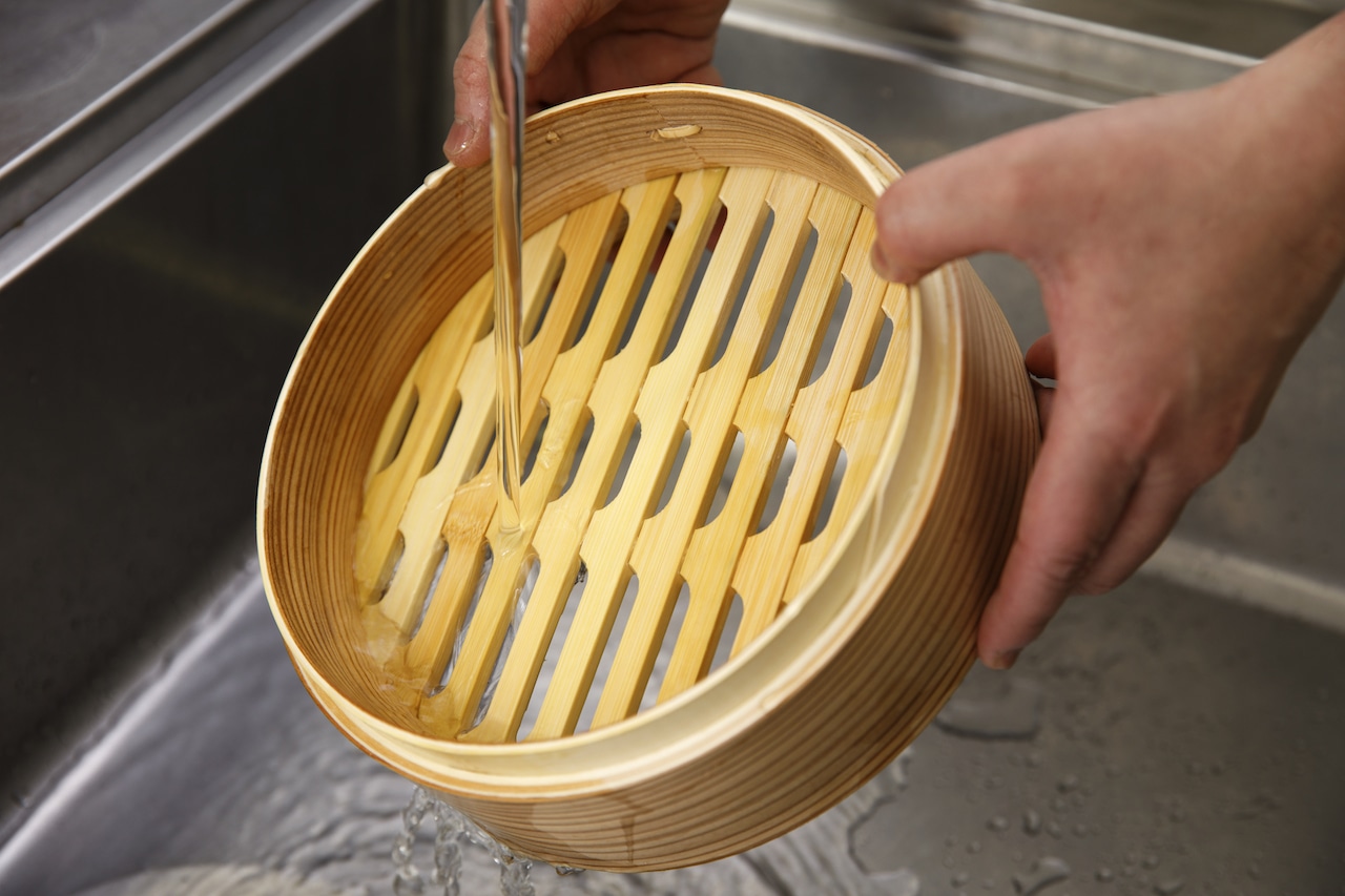せいろを水洗い
