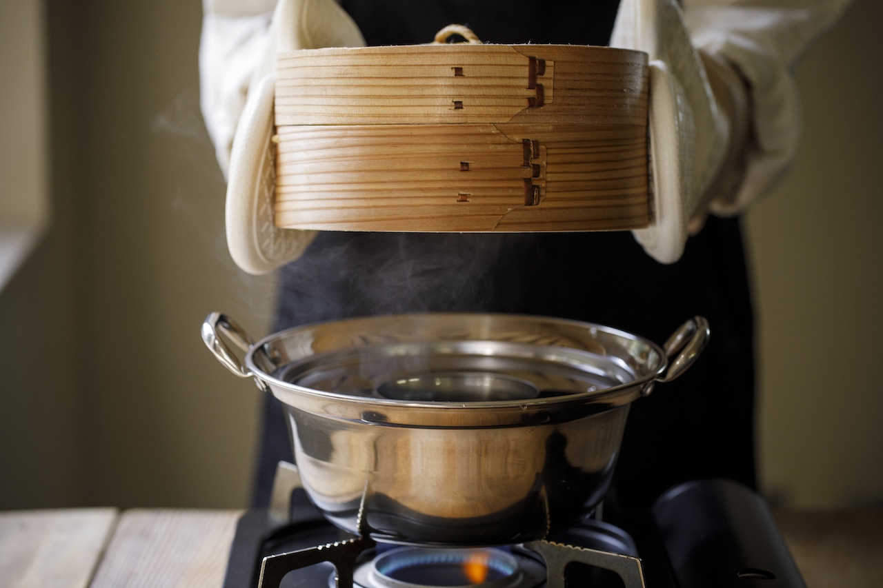 せいろを鍋にセットする