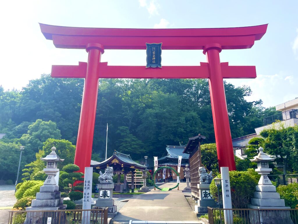 2025年7月に撮影した琴平神社と鳥居。茅の輪が設置され、「夏詣」ののぼりが立てられている。