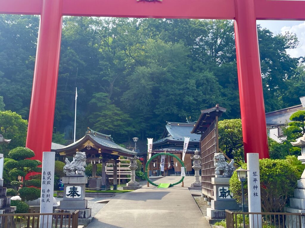 琴平神社に、夏詣期間に設置されている茅の輪。