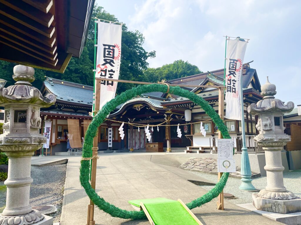 琴平神社に夏詣期間中に設置されている茅の輪。2025年7月撮影。