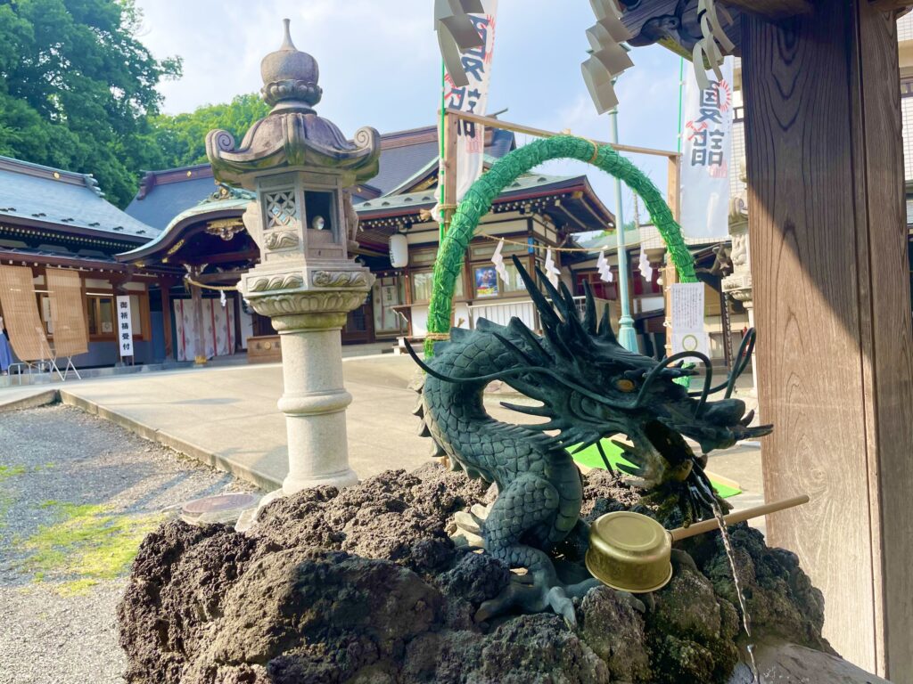 琴平神社にて撮影。手水舎の竜神さまと、夏詣期間に設置されている茅の輪。