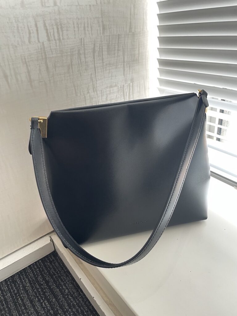 MAESTOSO（マエストソ）のAURORAショルダーバッグを置いているところ