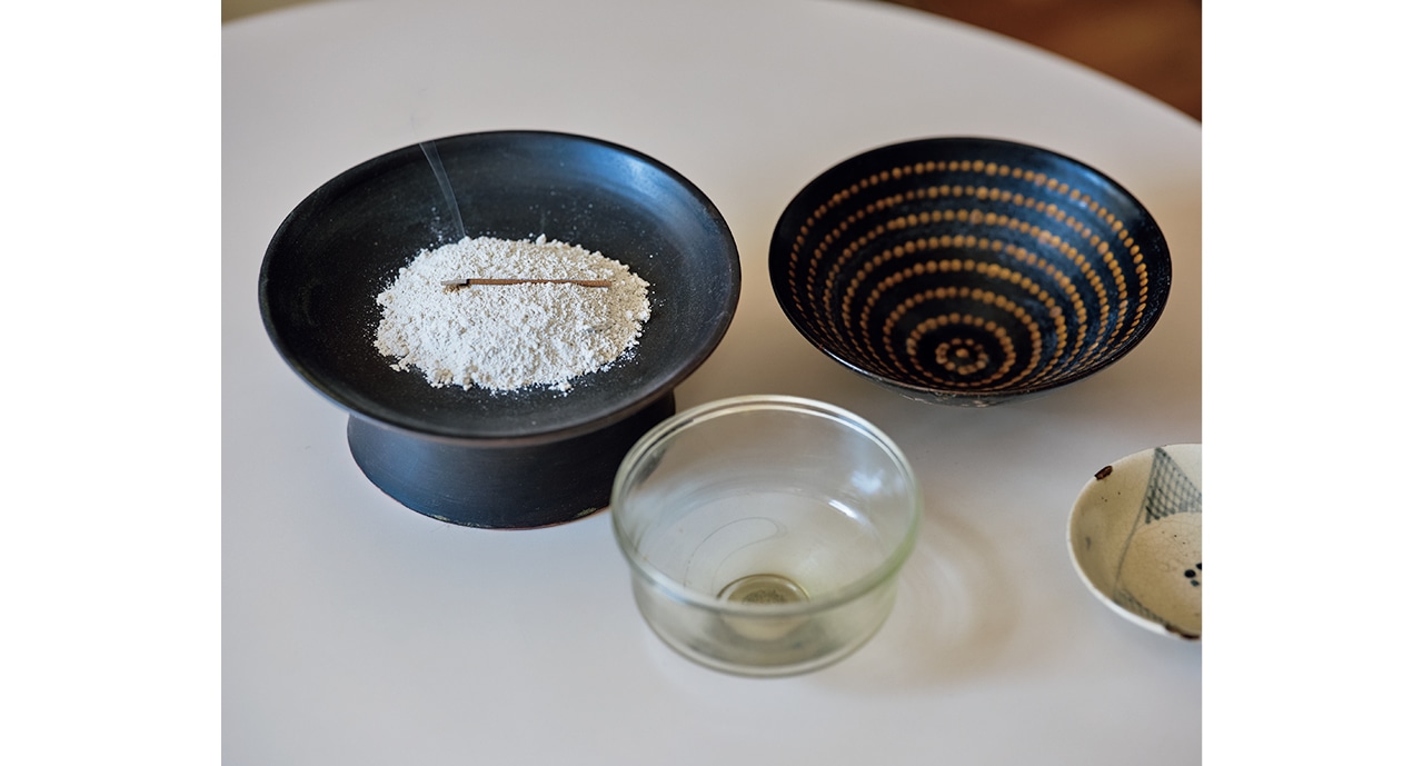 灰を敷いて寝かせれば、どんな器でもお香はたける。手前のガラスは山野アンダーソン陽子さんの作品