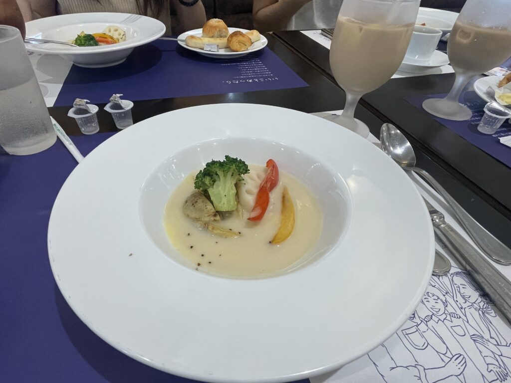 サンマルクカフェでモーニング。メインの温野菜のせポタージュスープ。