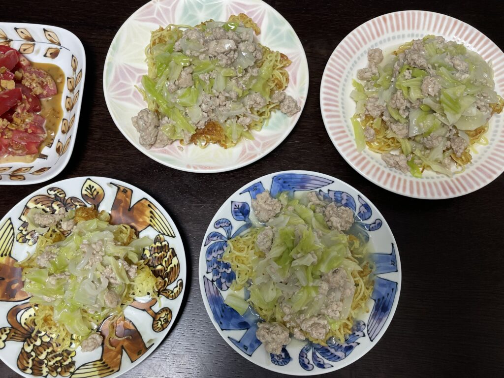 ワタナベマキさんレシピ「鶏ひき肉とキャベツのあんかけかた焼きそば」を40代主婦が作ってみた写真。