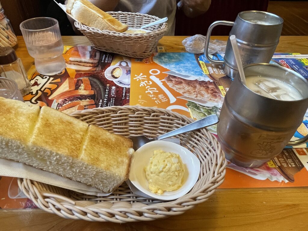 コメダ珈琲店のモーニング。たっぷりアイスミルクコーヒー＋山食パン＋手作りたまごペースト＋マーガリン。