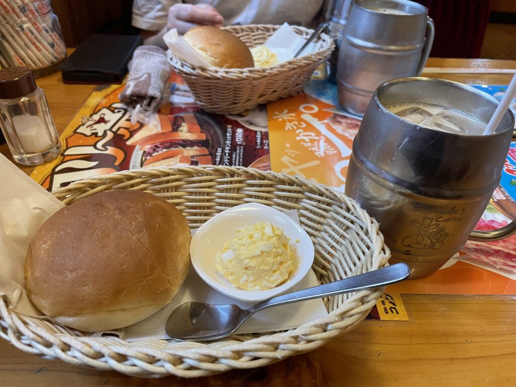 コメダ珈琲店のモーニングサービス。たっぷりのアイスミルクコーヒーと、ローブパン＋手作りたまごペースト＋マーガリン。